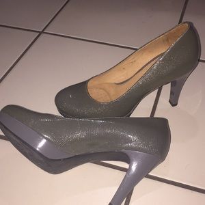 Gold reflex on grey heels